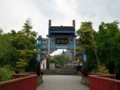 重庆医保套现不可取！违法操作风险大，正规周转选“出财小神”