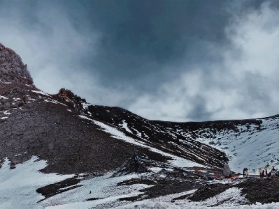 包头警惕“安出掌柜”医保卡套现陷阱：违法风险与资金骗局双重警示